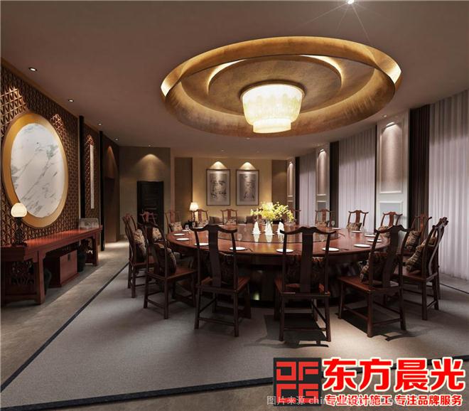 私人会所中式装修设计是主要以休闲为主的场所,宽敞度和舒适性要求高。此会所设计主体采用冷色调,但是每个细节中又透露着浓浓的温情。 大堂设计沿袭简约风格,巨幅抽象彩画引人深思,椭圆形吊灯美观又大方,沙发家具对称摆设,柔软舒适。地板映衬着灯光褶褶生辉。 旋转楼梯出人造大理石通透明亮,如美玉,如溪流、如琼浆、如仙境般美妙。
