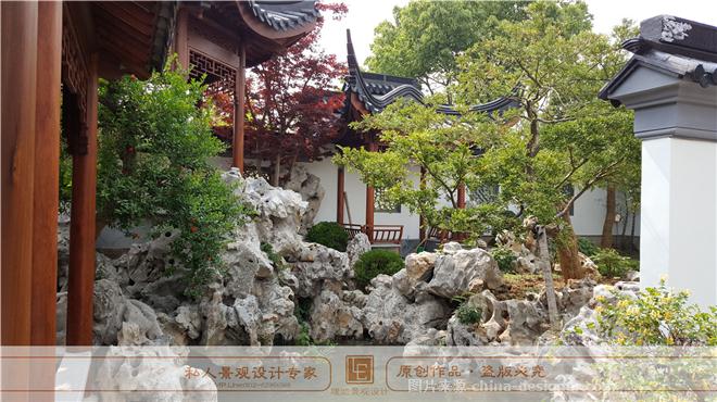 项目概况: 苏州银湖花园是一座典型的苏州古典园林别墅区,项目东面环湖,南临陆地,景色怡人。别墅区内,亭、廊、榭、轩、阁,皆邻水而建,栋栋别墅被潺潺蜿蜒的水面自然分割,行走其间,观景赏物,移步异景;粉墙黛瓦俊秀质朴,亭榭楼阁精彩纷呈,花草古木交荫沁香之中,花窗绿影恬淡于心,梅兰竹菊高洁于志,并配有超大私家庭院,彰显园林别墅的尊贵。 设计理念: 中式庭院是中式别墅最重要的部分,别墅生活即是庭院生活。可以说,庭院是一栋别墅的点睛之笔,打造出完美的庭院对别墅生活至关重要。选择一处中式庭院别墅,即是选择了完美的庭院