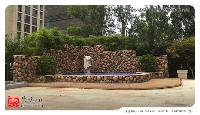 郑州金沙湖高尔夫观邸别墅庭院设计案例中设计师采用灰白的调子,以绿色景观做点缀,营造出一种干净整洁的视觉效果。根据其主人的意思又在庭院里留了两块空地,可以在这种菜,水果等,享受劳动的乐趣。 庭院一角的水池景观小品提升了整体的别致感,也使得庭院的生态系统更加的完善,围墙内外共有两层,外面一层是铁栏杆,增加了庭院的安全性,里面一层全是由灌木植物围绕而成的,增加了庭院的私密性。